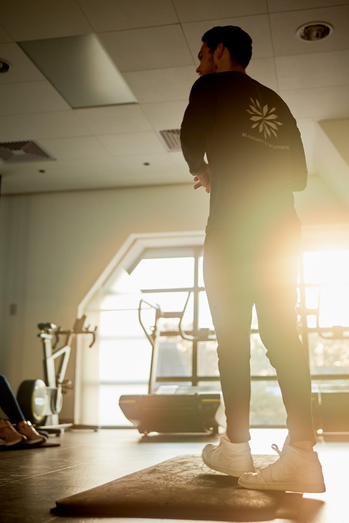 Trainer bij het raam in de HIIT-zaal