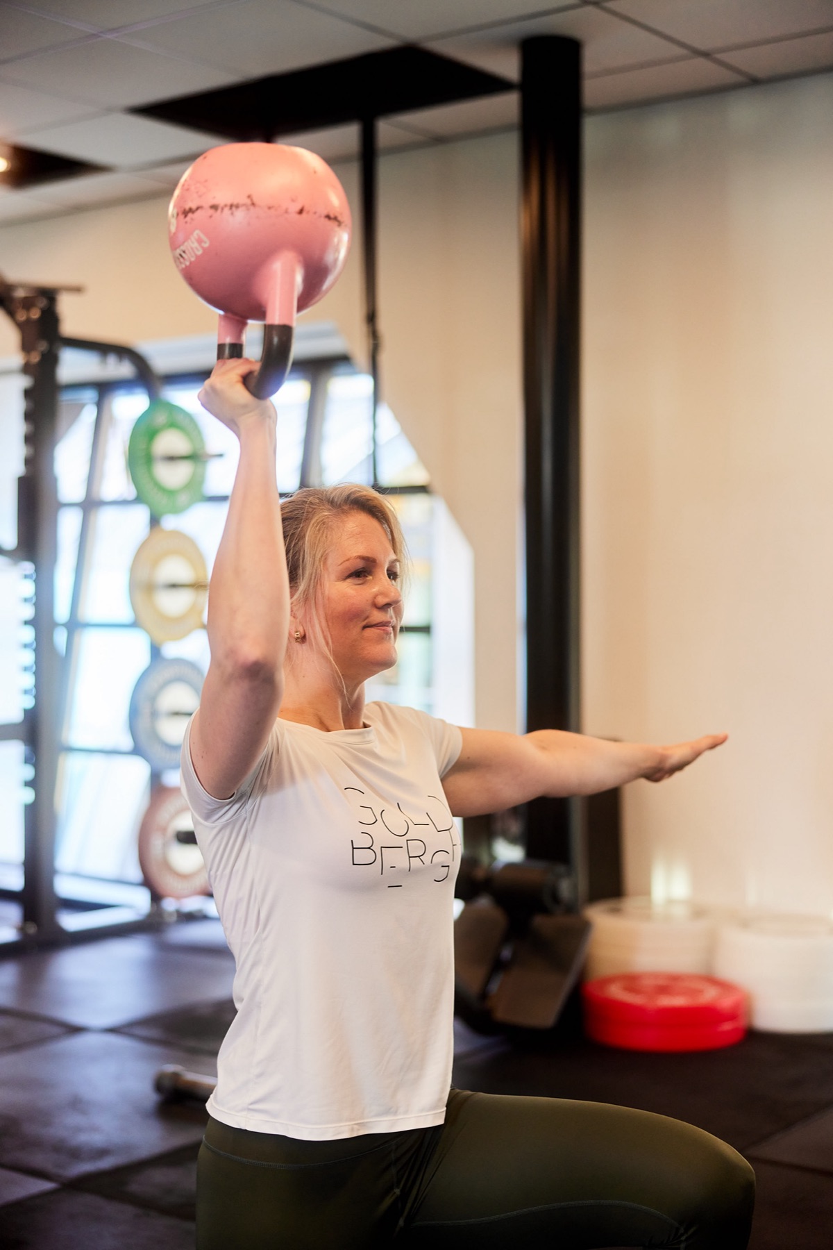 Member training with a kettlebell at Blaricum's Fit Boutique