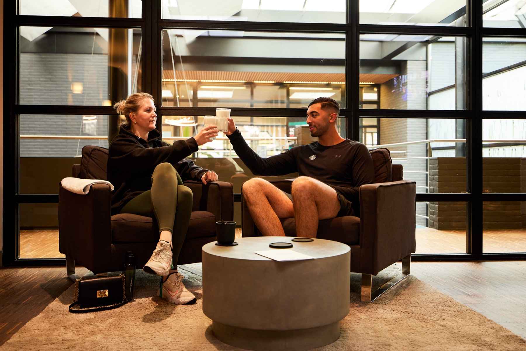 Trainer and member talking about nutrition in the lounge