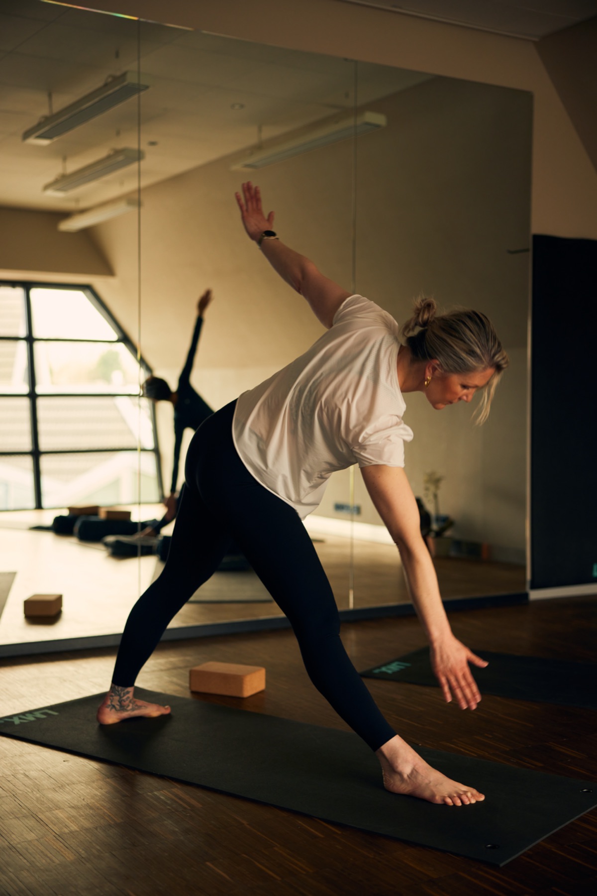 Driehoekshouding met yogablok tijdens een hatha-les